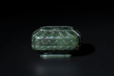 A small Chinese spinach-green jade covered box and two white jade pendants, 18/19th C.