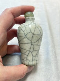 Three Chinese ge-type miniature vases and two snuff bottles, 18/19th C.