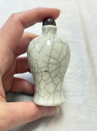 Three Chinese ge-type miniature vases and two snuff bottles, 18/19th C.