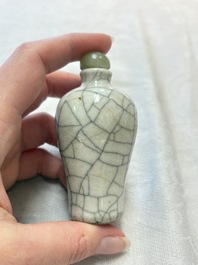 Three Chinese ge-type miniature vases and two snuff bottles, 18/19th C.