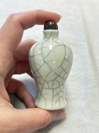 Three Chinese ge-type miniature vases and two snuff bottles, 18/19th C.