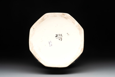 An large Iznik-style garlic head vase, Boch Fr&egrave;res Keramis, 20th C.