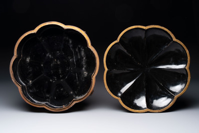A Chinese Canton gilt-lacquered box and cover, incl. mother-of-pearl accessories, 19th C.