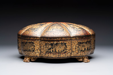 A Chinese Canton gilt-lacquered box and cover, incl. mother-of-pearl accessories, 19th C.