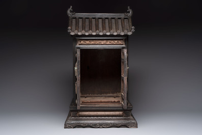 A Chinese hongmu house-form cabinet with antiquities design, 18/19th C.
