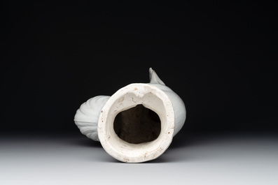 A Chinese white-glazed model of a rooster, 18/19th C.