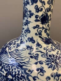 A Chinese blue and white 'tianqiuping' vase with dragon design, 20th C.