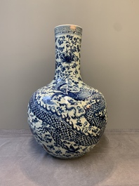 A Chinese blue and white 'tianqiuping' vase with dragon design, 20th C.