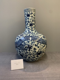 A Chinese blue and white 'tianqiuping' vase with dragon design, 20th C.