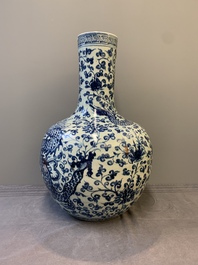 A Chinese blue and white 'tianqiuping' vase with dragon design, 20th C.