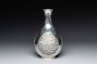 A Chinese silver 'battle scenes' 'yuhuchunping' vase, 19/20th C.