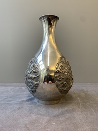 A Chinese silver 'battle scenes' 'yuhuchunping' vase, 19/20th C.