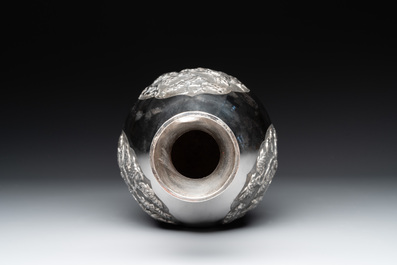 A Chinese silver 'battle scenes' 'yuhuchunping' vase, 19/20th C.