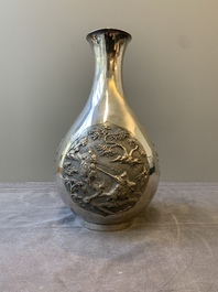 A Chinese silver 'battle scenes' 'yuhuchunping' vase, 19/20th C.