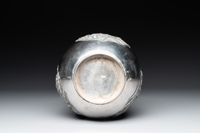 A Chinese silver 'battle scenes' 'yuhuchunping' vase, 19/20th C.