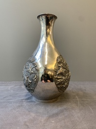A Chinese silver 'battle scenes' 'yuhuchunping' vase, 19/20th C.