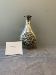 A Chinese silver 'battle scenes' 'yuhuchunping' vase, 19/20th C.