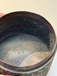 An imperial Vietnamese gold and silver-inlaid cylindrical tea box and cover, Hợp kim gồm ba lượng ch&iacute;n ph&acirc;n v&agrave;ng bảy ph&acirc;n đồng  mark, 18/19th C.