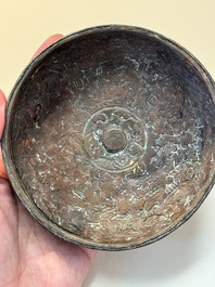 An imperial Vietnamese gold and silver-inlaid cylindrical tea box and cover, Hợp kim gồm ba lượng ch&iacute;n ph&acirc;n v&agrave;ng bảy ph&acirc;n đồng  mark, 18/19th C.