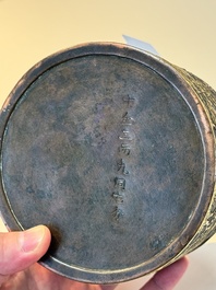 An imperial Vietnamese gold and silver-inlaid cylindrical tea box and cover, Hợp kim gồm ba lượng ch&iacute;n ph&acirc;n v&agrave;ng bảy ph&acirc;n đồng  mark, 18/19th C.