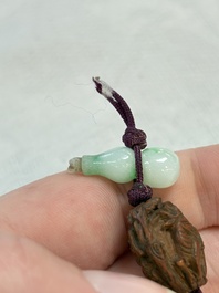 A small Chinese spinach-green jade covered box and two white jade pendants, 18/19th C.