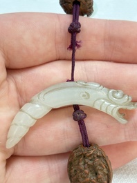 A small Chinese spinach-green jade covered box and two white jade pendants, 18/19th C.