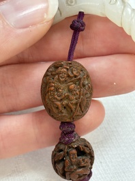 A small Chinese spinach-green jade covered box and two white jade pendants, 18/19th C.