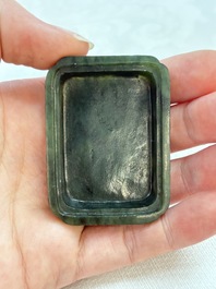 A small Chinese spinach-green jade covered box and two white jade pendants, 18/19th C.