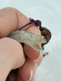 A small Chinese spinach-green jade covered box and two white jade pendants, 18/19th C.