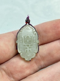 A small Chinese spinach-green jade covered box and two white jade pendants, 18/19th C.