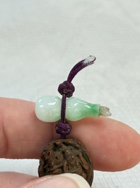 A small Chinese spinach-green jade covered box and two white jade pendants, 18/19th C.