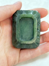 A small Chinese spinach-green jade covered box and two white jade pendants, 18/19th C.