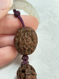 A small Chinese spinach-green jade covered box and two white jade pendants, 18/19th C.