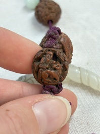 A small Chinese spinach-green jade covered box and two white jade pendants, 18/19th C.