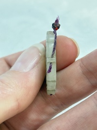 A small Chinese spinach-green jade covered box and two white jade pendants, 18/19th C.