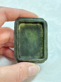 A small Chinese spinach-green jade covered box and two white jade pendants, 18/19th C.