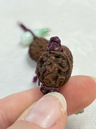 A small Chinese spinach-green jade covered box and two white jade pendants, 18/19th C.