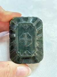 A small Chinese spinach-green jade covered box and two white jade pendants, 18/19th C.