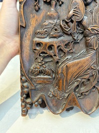 A Chinese carved wooden triptych panel with figural design, Wong Chan Kee mark, Shanghai, 20th C.