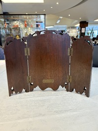 A Chinese carved wooden triptych panel with figural design, Wong Chan Kee mark, Shanghai, 20th C.