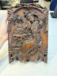 A Chinese carved wooden triptych panel with figural design, Wong Chan Kee mark, Shanghai, 20th C.