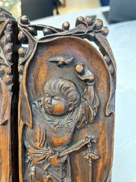 A Chinese carved wooden triptych panel with figural design, Wong Chan Kee mark, Shanghai, 20th C.