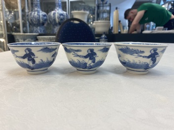A set of 11 Chinese blue and white 'rabbit hunt' cups and saucers, Qianlong mark, 19th C.