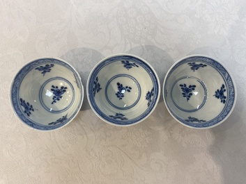 A set of 11 Chinese blue and white 'rabbit hunt' cups and saucers, Qianlong mark, 19th C.