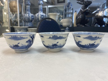 A set of 11 Chinese blue and white 'rabbit hunt' cups and saucers, Qianlong mark, 19th C.