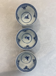 A set of 11 Chinese blue and white 'rabbit hunt' cups and saucers, Qianlong mark, 19th C.