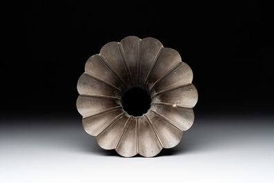 A Chinese bronze 'gu' vase with chilong, Xuande mark, late Ming/early Qing