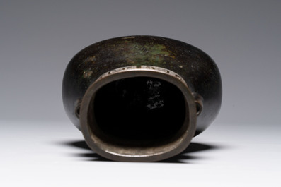 A fine Chinese archaistic bronze 'Touhu' vase with Taotie design, 17/18th C.