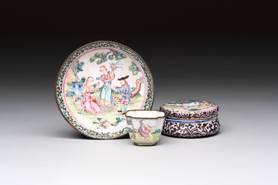 A Chinese Canton saucer, a cup and a covered box, 18th C.