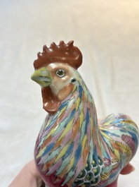 * A pair of Chinese famille rose models of roosters, 18/19th C.